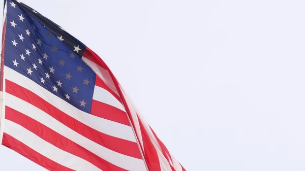 アメリカの国旗が風になびいている。旗竿で風に吹かれる国のシンボル波. — ストック写真