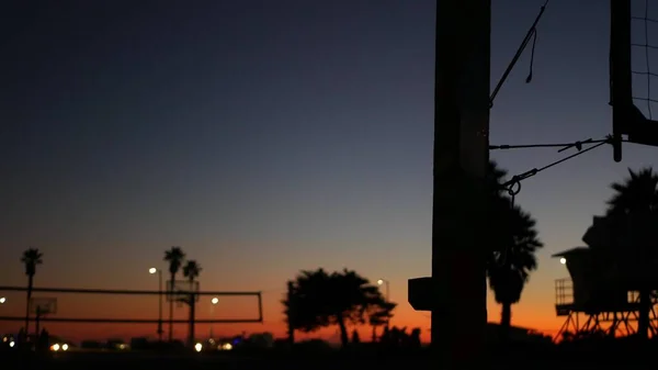 Siatkówka na boisku sportowym o zachodzie słońca, wybrzeże Kalifornii, USA. — Zdjęcie stockowe