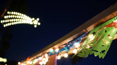 Meksika delikli papel picado bayrağı, festival bayrakları, kağıt mendil çelengi.