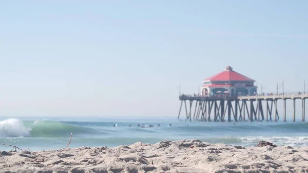 Pier retro huntington, surfando em ondas oceânicas e praia, costa da Califórnia, EUA. — Fotografia de Stock