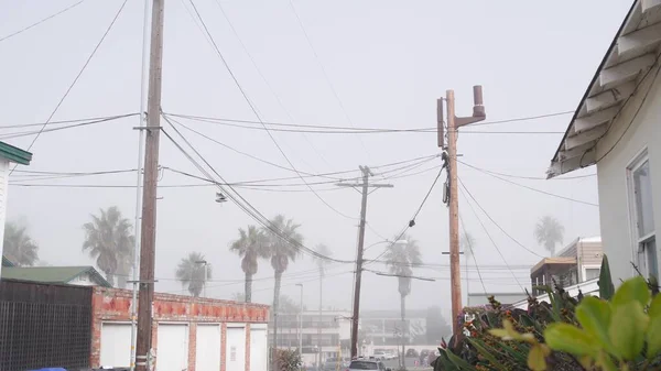 Kaliforniya şehir sokağındaki elektrik hatları ya da kabloları. Elektrik arzı. — Stok fotoğraf