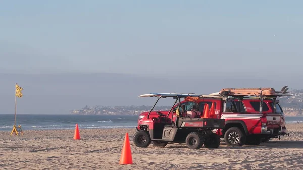 Salvavidas camioneta roja, salvavidas automático en la arena, California playa del océano EE.UU.. — Foto de Stock