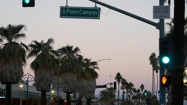 Palmy w mieście w pobliżu Los Angeles, znak drogowy, światła semafora. — Zdjęcie stockowe