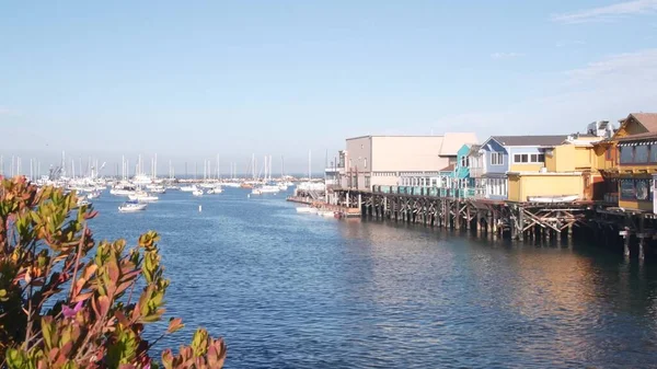 Casas de madeira em pilhas, porto de baía oceânica. Old Fishermans Wharf. Marina de Monterey — Fotografia de Stock