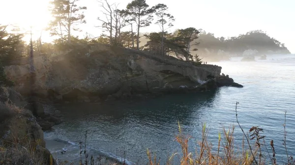 Falaise rocheuse de falaise, plage océanique, Point Lobos, côte californienne. Vagues au coucher du soleil. — Photo