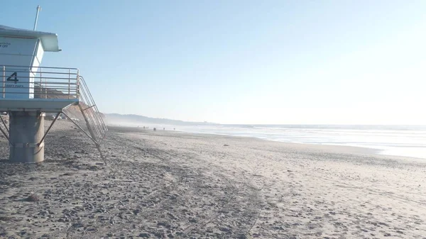Strome urwisko, skała lub blef, wybrzeże Kalifornii. Ludzie spacerują, plaża Torrey Pines — Zdjęcie stockowe