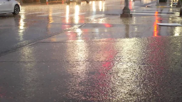 Reflejo de luces, camino en tiempo lluvioso. Gotas de lluvia, asfalto mojado de la calle de la ciudad — Foto de Stock