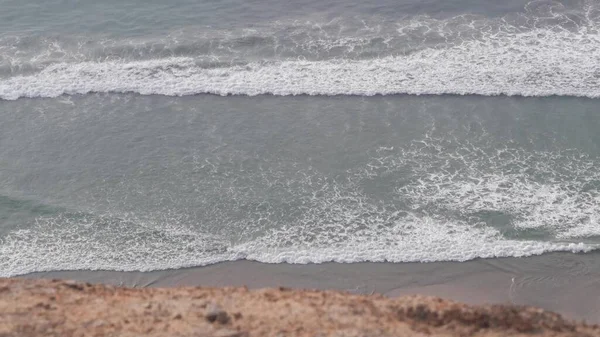 Крутой обрыв или блеф, Калифорнийское побережье, Торри Пайнс. Морские волны сверху — стоковое фото
