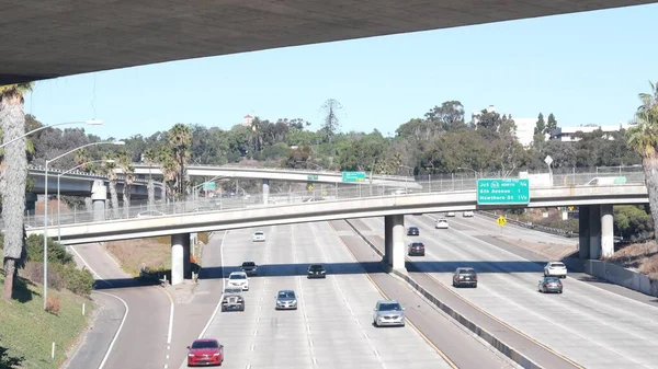 Snelwegknooppunt of kruispunt, brug over de snelweg. Crossroad USA — Stockfoto