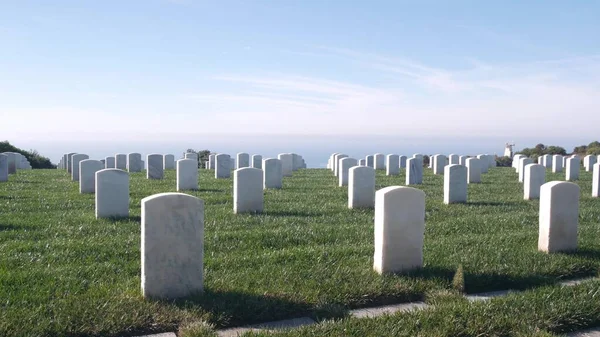 アメリカ軍記念墓地の墓碑、アメリカの墓地. — ストック写真