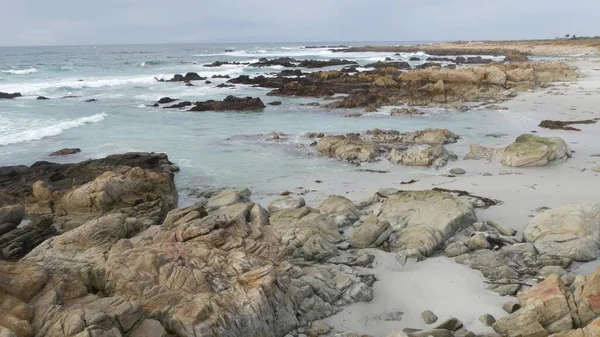Rocky costa rocciosa dell'oceano, onde d'acqua di mare che si infrangono sulle rocce, Monterey California — Foto Stock