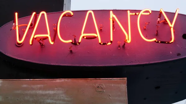 Neon merah tanda Vacancy bersinar, motel atau hotel, California USA. Teks beriluminasi. Stok Gambar