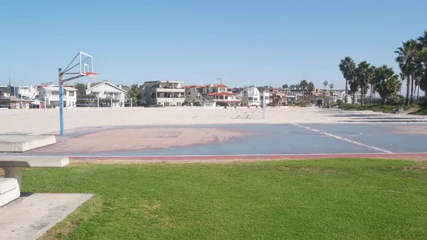 Basketbol sahası, basketbol sahası ve plajdaki basket maçı için pota.. — Stok fotoğraf