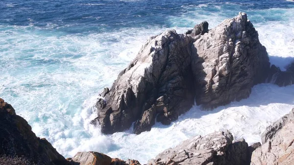 Skalní útes, oceánská pláž, Point Lobos, Kalifornské pobřeží. Havárie vln. — Stock fotografie