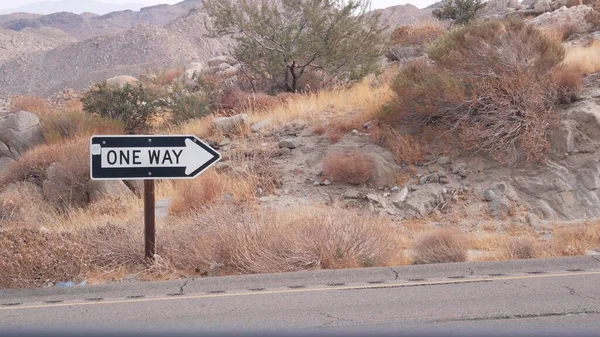 Segnale stradale unidirezionale freccia, autostrada bordo strada in California, Stati Uniti viaggio in strada nel deserto — Foto Stock