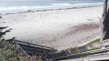 Okyanus kumlu plajı, Kaliforniya kıyıları, deniz dalgaları çarpıyor. Merdivenler ya da merdivenler