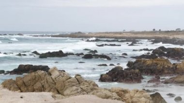 Kayalık okyanus kıyıları, kayalara vuran deniz dalgaları, Monterey California