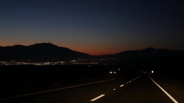 Gece çöl vadisi yolunda araba, alacakaranlıkta karayolu. Amerika 'ya yolculuk.