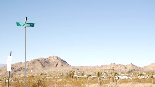 Дорожный знак Калифорнии, США. Поездка в заповедник Джошуа-Три. — стоковое видео
