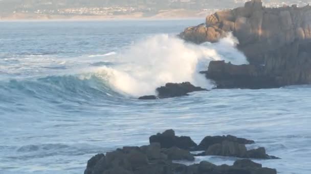 Rocky craggy ocean beach, sea waves crashing on shore, Monterey California coast — Vídeo de stock