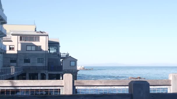Waterfront boardwalk, Monterey California. Beachfront aquarium on Cannery Row. — Stock Video