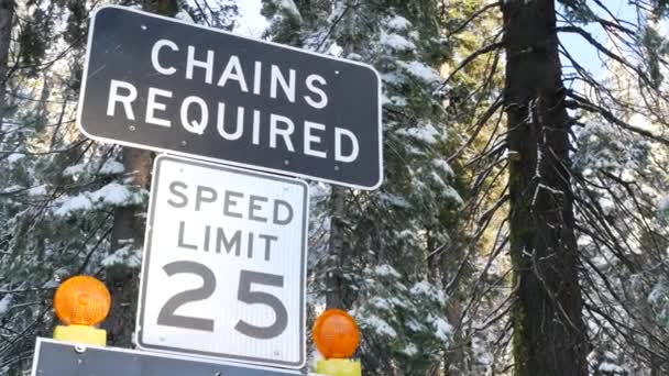 Ланцюги або снігові шини потребували дорожнього знаку, зимовий ліс Йосеміті, Каліфорнія, США.. — стокове відео