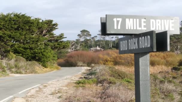 風光明媚な17マイルの木製の道路標識、カリフォルニア州ドライブ。海岸観光道路の旅. — ストック動画