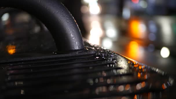 Auto semafori riflessione sul banco di fermata dell'autobus. gocce di pioggia d'acqua sul metallo bagnato. — Video Stock