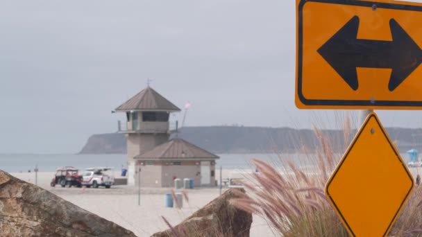 Stojan pro plavčíky nebo chata pro záchranáře, bezpečnost při surfování na Kalifornské pláži, USA — Stock video