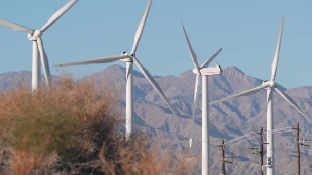 Větrné mlýny na větrné farmě, generátory energie větrných mlýnů. Desert windfarm, USA. — Stock video