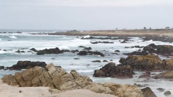 Rocky craggy ocean coast, sea water waves crashing on rocks, Monterey California — Vídeo de stock