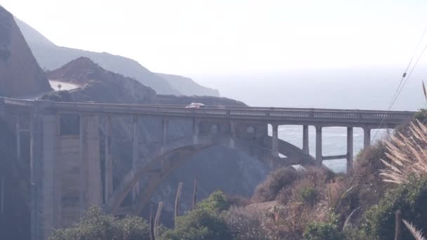 Ponte de Bixby Creek, estrada da costa pacífica 1, estrada Cabrillo. Califórnia, Big Sur. — Vídeo de Stock