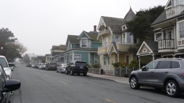 Antiguas casas de estilo victoriano, la histórica Monterey, California. Arquitectura colonial — Vídeo de stock