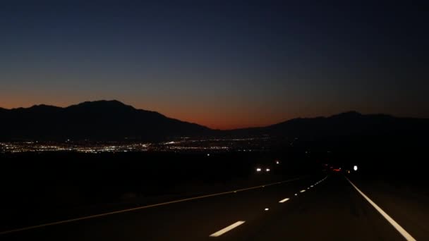Auto op woestijn vallei weg 's nachts, snelweg in schemering schemering. Road trip in Verenigde Staten. — Stockvideo