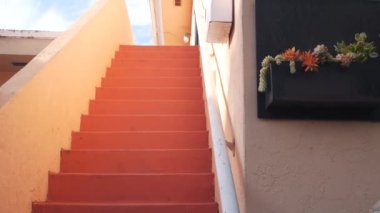 Minimalist mimari, pembe turuncu bina duvarı. Kaliforniya estetiği.