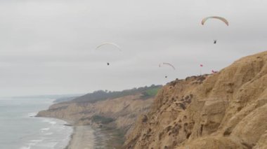 Torrey Pines yamaç paraşütü uçuşu. Paraglider uçuyor. Kaliforniya Okyanus Kıyısı Uçurumu