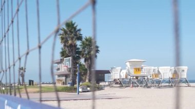 Kaliforniya sahilindeki voleybol maçı için voleybol sahası, ABD.