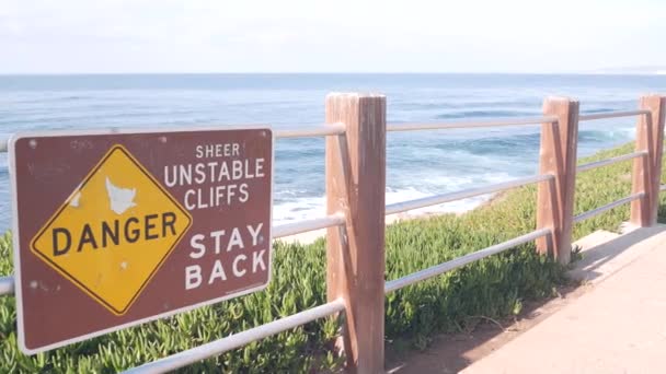 Pantai Samudra, La Jolla bluff, pantai promenade, California. Jurang tidak stabil. — Stok Video