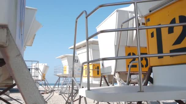 Cankurtaran standı veya sörf için can kurtaran kulesi, Kaliforniya Okyanus Sahili, ABD. — Stok video