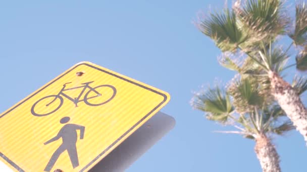 Bicicleta peatonal cruzando señal de carretera amarilla, California EE.UU. Ped y bicicleta xing. — Vídeo de stock