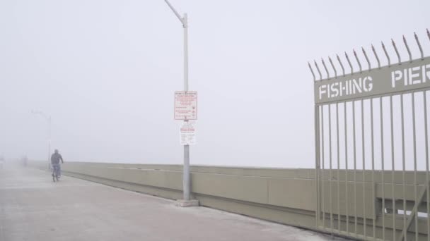 Metalltor des Ocean Beach Pier im Nebel, neblige Promenade Eingang kalifornischen Küste — Stockvideo