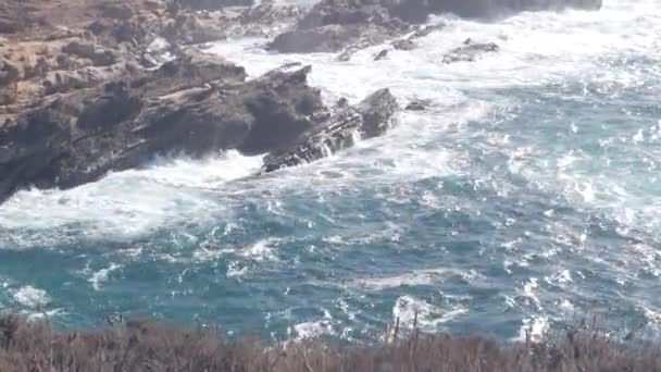 Skalní útes, oceánská pláž, Point Lobos, Kalifornské pobřeží. Havárie vln. — Stock video