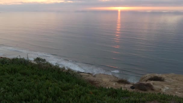 Dramatický západ slunce, obloha a mraky. Torrey Pines, Kalifornské pobřeží, mořská voda — Stock video