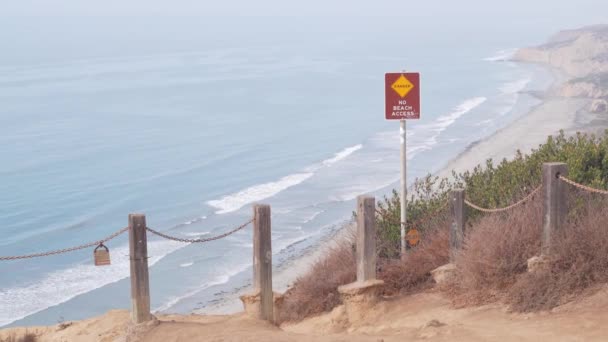 Tebing curam, batu atau tebing, erosi pantai California. Taman Torrey Pines diabaikan — Stok Video