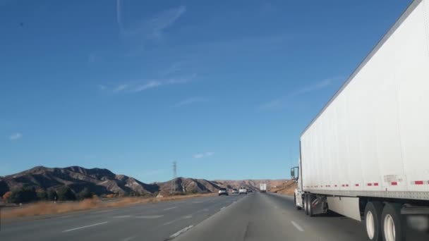 Вантажівка або трейлер, вантажний контейнерний транспорт. Дорога США — стокове відео
