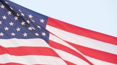 Amerikan bayrağı rüzgarda dalgalanıyor, ABD. Bayrak direğinde Ulusal Sembol Dalgaları.