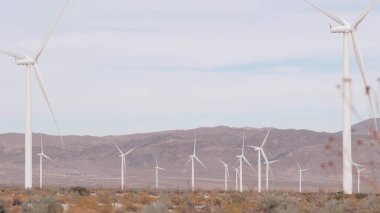 Rüzgar santralleri, rüzgar jeneratörleri. Çöl rüzgâr çiftliği, ABD.