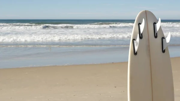 冲浪冲浪站在海滩沙滩上,加利福尼亚海岸,美国.海洋波浪 — 图库照片