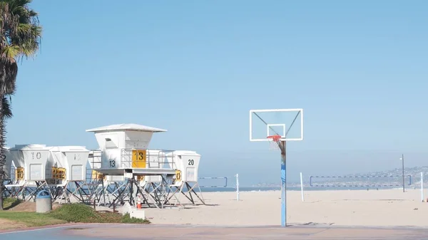 Palmiye ağaçları ve basketbol sahası veya Kaliforniya sahillerindeki saha, ABD. — Stok fotoğraf