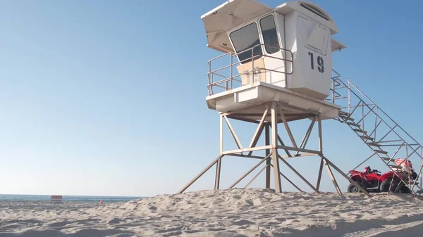 救生员站或救生员塔小屋，美国加利福尼亚海滩上的冲浪安全 图库图片